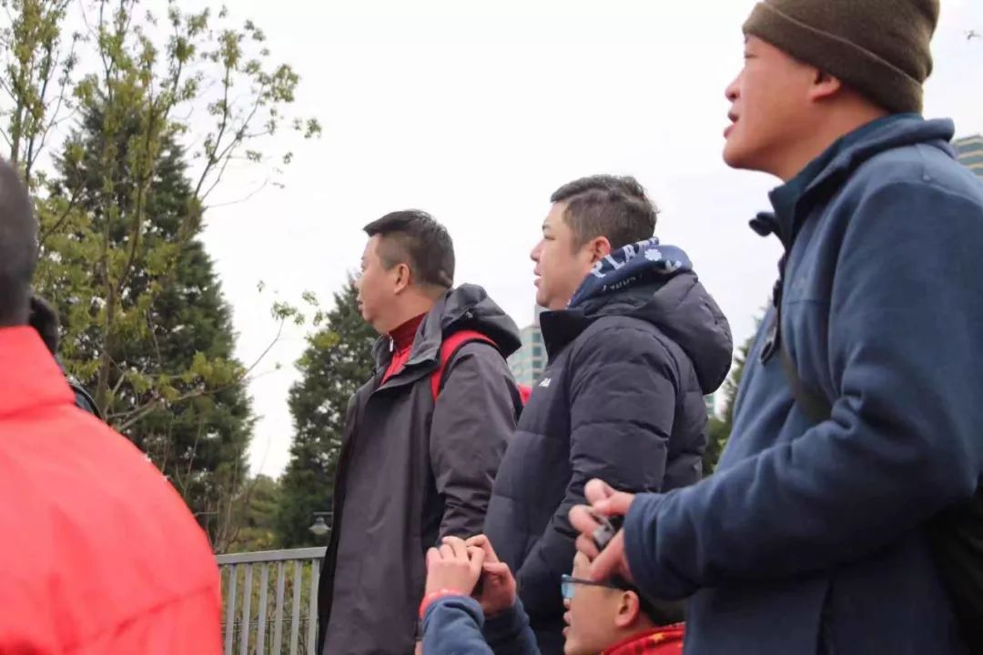 星空电竞-共同的梦想：车手与团队的拼搏瞬间的简单介绍