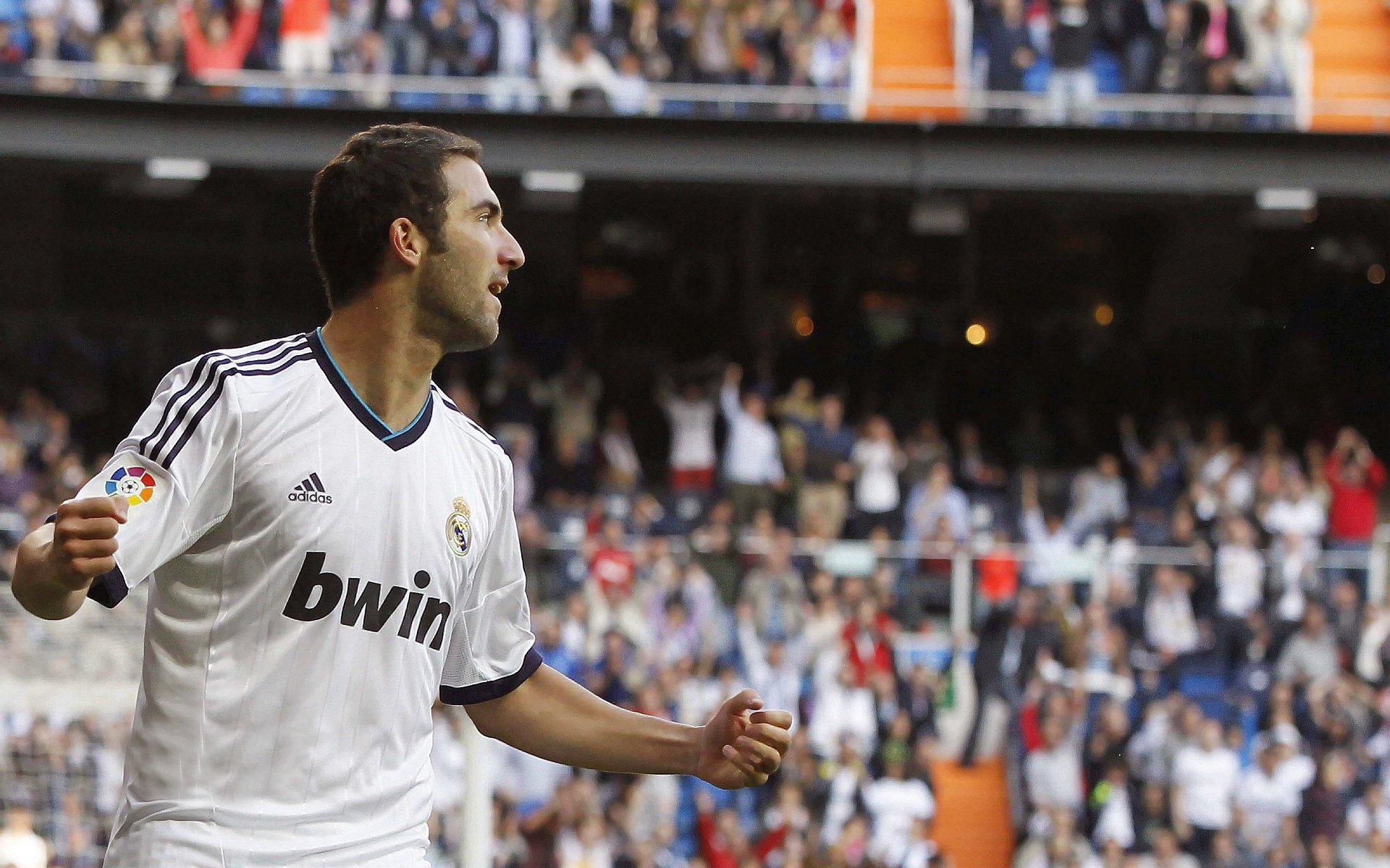 英超联赛观众人数持续上涨,气氛火热,英超场均观众